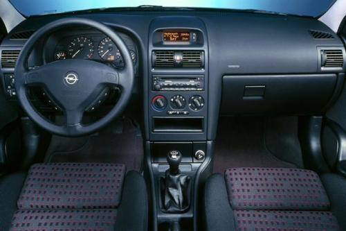 Fot. Opel: Tablica przyrządów jest czytelna, na konsoli środkowej umieszczono przydatny trójfunkcyjny wyświetlacz.