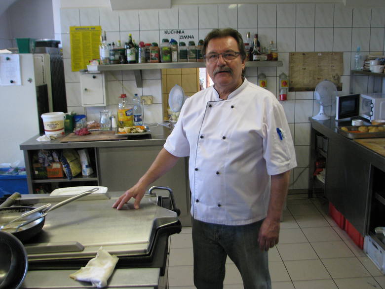 Eugeniusz Kuzia od kilkunastu lat mieszka w Tarnowskich Górach. Jest szefem kuchni w restauracji "Gospoda u Wrochema"