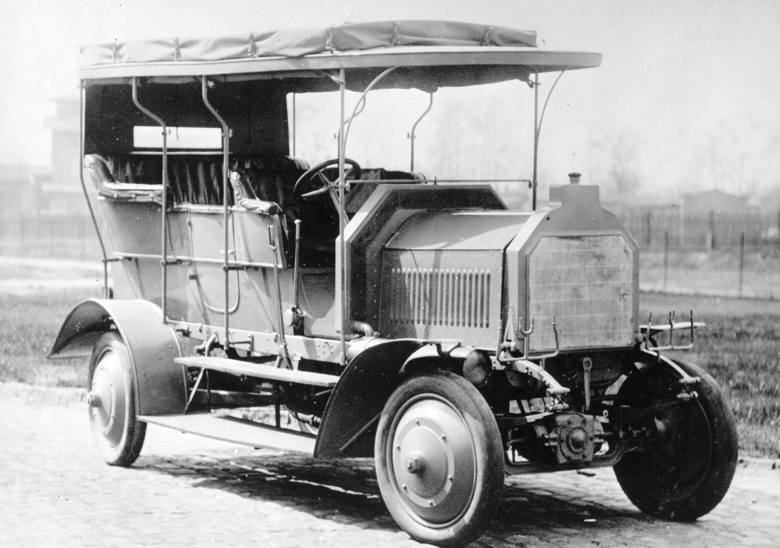 Pierwszy samochód osobowy z napędem na cztery koła powstał w roku 1907 w zakładach Daimlera. Od tego czasu technika samochodowa przeszła ogromną rewolucję.