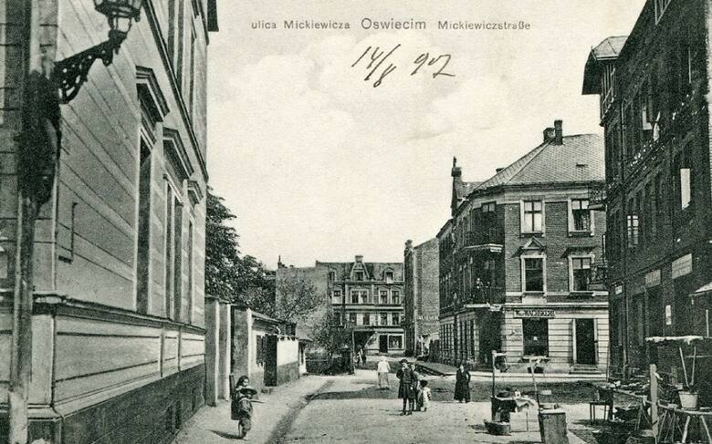 Ulica Mickiewicza w Oświęcimiu w okresie międzywojennym. Pierwsza z prawej jedna z remontowanych obecnie kamienic