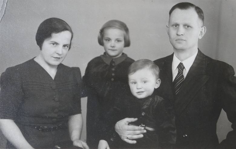 Wiosna, 1942 rok. Stanisław Zander z żoną Haliną i dziećmi: starszą córką i młodszym synem Karolem.