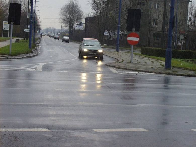 Oto najtrudniejsze skrzyżowanie w Skierniewicach przed jego przebudową. U zbiegu ulic: Mszczonowskiej, alei Niepodległości i alei Rataja (niedawno doszła aleja Pieniążka) zbudowano rondo Solidarności. Pokazujemy również początek przebudowy tego skrzyżowania w 2006 r.