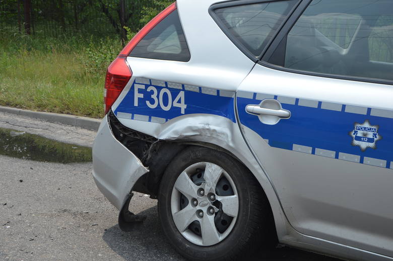 Policyjny pościg w Łowiczu. 31-latek dźgnął matkę nożem i uciekł. Staranował tirem radiowóz. Policjanci strzelali