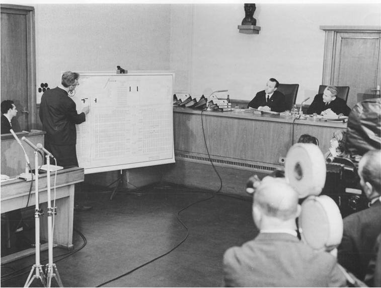 Oskarżony lekarz obozowy, dr Fischer podczas procesu pokazuje na tablicy krematoria obozu koncentracyjnego Auschwitz-Birkenau