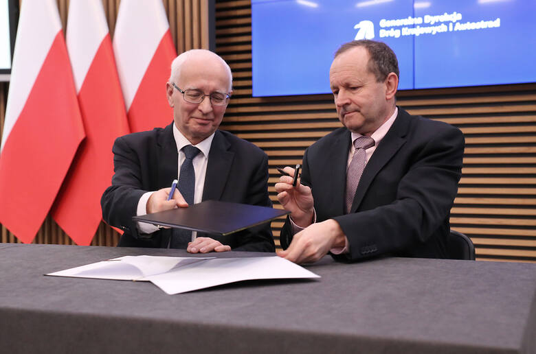 Umowę podpisali Krzysztof Strzelczyk, dyrektor Generalnej Dyrekcji Dróg Krajowych i Autostrad w Kielcach (z lewej) i Piotr Jurczyk, prezes Przedsiębiorstwa