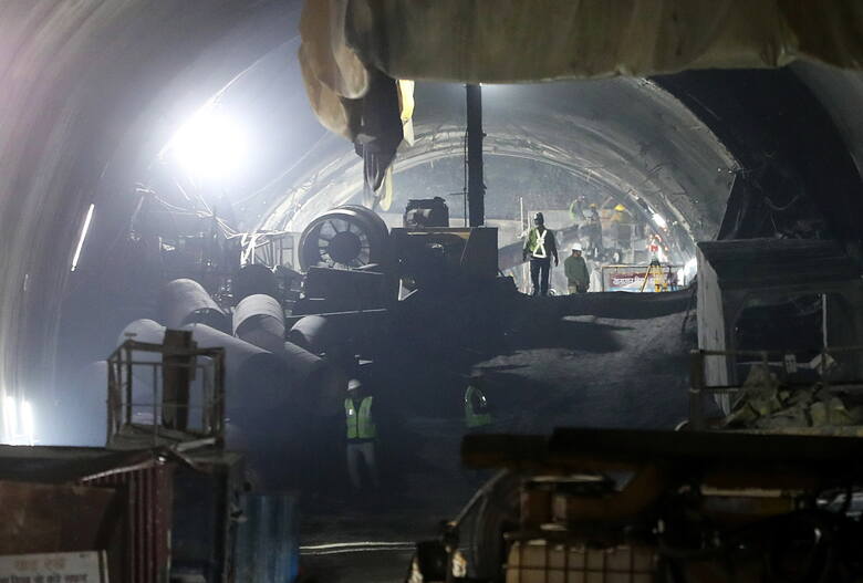 Zgodnie z przekazanymi przez dziennik "Times of India" informacjami, 41 robotników uwięzionych w zawalonym tunelu drogowym na północy