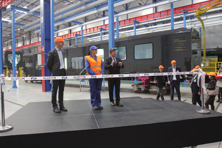 Nowa hala montażowa w zakładach Alstom Konstal w Chorzowie, w której powstają wagony dla kolei holenderskich.