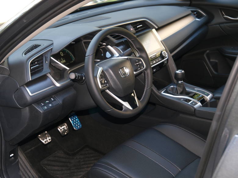 Honda Civic sedan - testSedan jest spokrewniony z hatchbackiem stylizacją i konstrukcją. Ma zmodyfikowaną płytę podłogową hatchbacka i podobnie jak on
