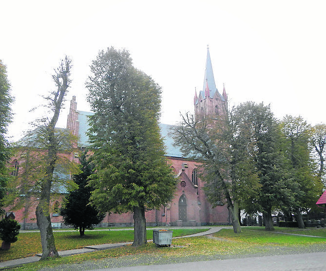 Kościół w Swarzewie zbudowano w roku 1880 na szczycie wznoszącej się nad Zatoką Pucką Kępy Swarzewskiej.