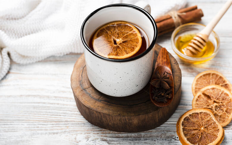 Po zimowe herbaty warto sięgać, aby się wzmocnić i zapobiegać chorobom. Ich picie jest także wskazane, kiedy czujemy, że zaczyna się rozwijać w naszym