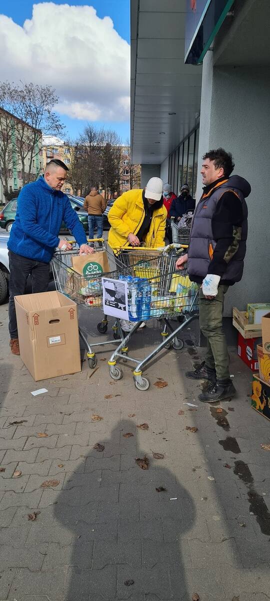 Tu na zdjęciu Sokołowski podczas zbierania żywności w Szydłowcu w celu pomocy Ukraińcom.