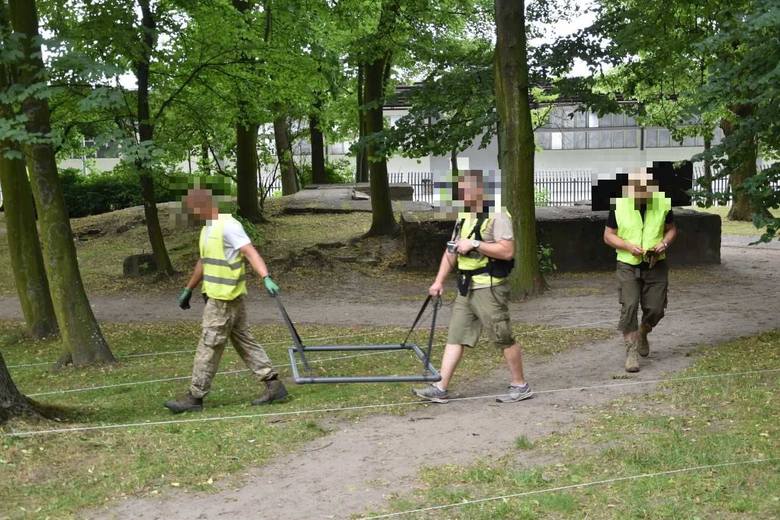 We wtorek, 19 czerwca olicja została poinformowana przez archeologów z Muzeum II Wojny Światowej,  że na terenie Pola Bitwy Westerplatte przebywa kilka