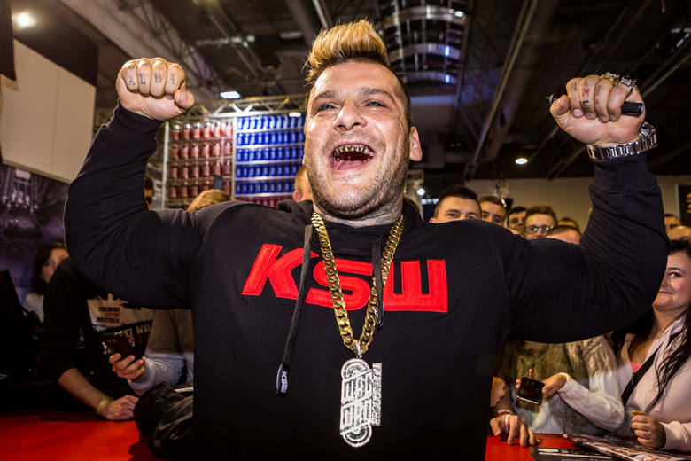 Popek - raper, zawodnik MMA, fenomen polskiej popkultury. Dokument Mateusza Winkla to okazja, by dostrzec jego ludzki wymiar