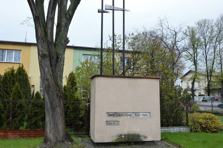 Betonowy blok z zatkniętymi na wierzchu prętami, który stoi w Skierniewicach przy ulicy Kozietulskiego