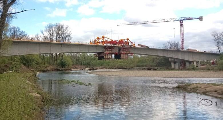 Na budowie mostu nad Sołą w Oświęcimiu trwa końcowe odliczanie przed połączeniem brzegów. Cała konstrukcja ma długość 463 metrów