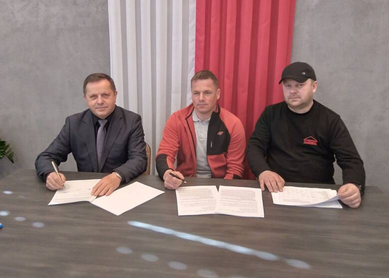 Umowę na wykonanie prac budowlanych podpisali: wójt Trzebowniska Lesław Kuźniar oraz Marek Ziemniak i Mirosław Sabat z firmy MarMir