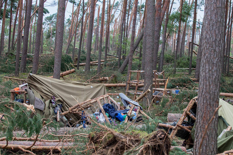 Obóz harcerski w Suszkach (powiat chojnicki) po przejściu nawałnicy