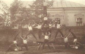 ięciopoziomowa figura gimnastyczna złoczowskich sokołów na boisku Sokoła, 24 października 1932 roku.