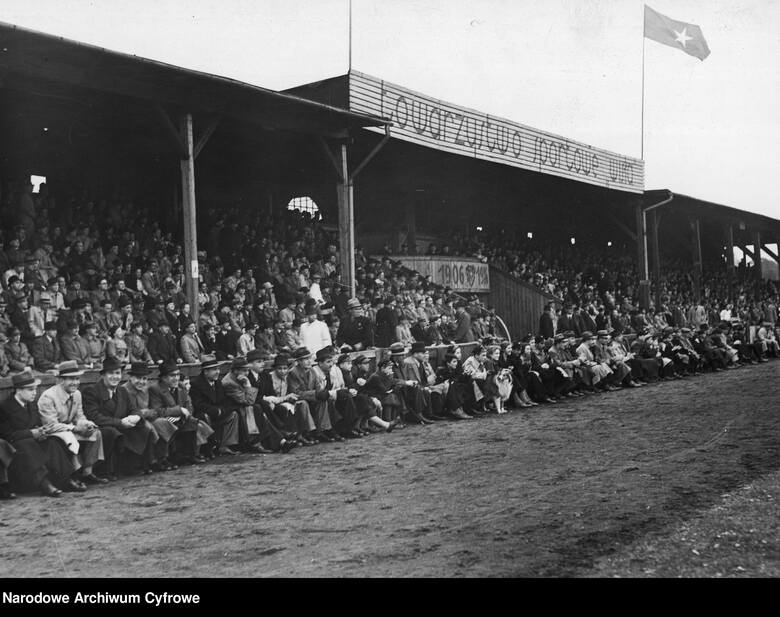 1. Stary Stadion WisłyPierwsze historyczne spotkanie Wisły z Ruchem miało miejsce 4 lipca 1926 roku na starym stadionie krakowskiego klubu, który mieścił