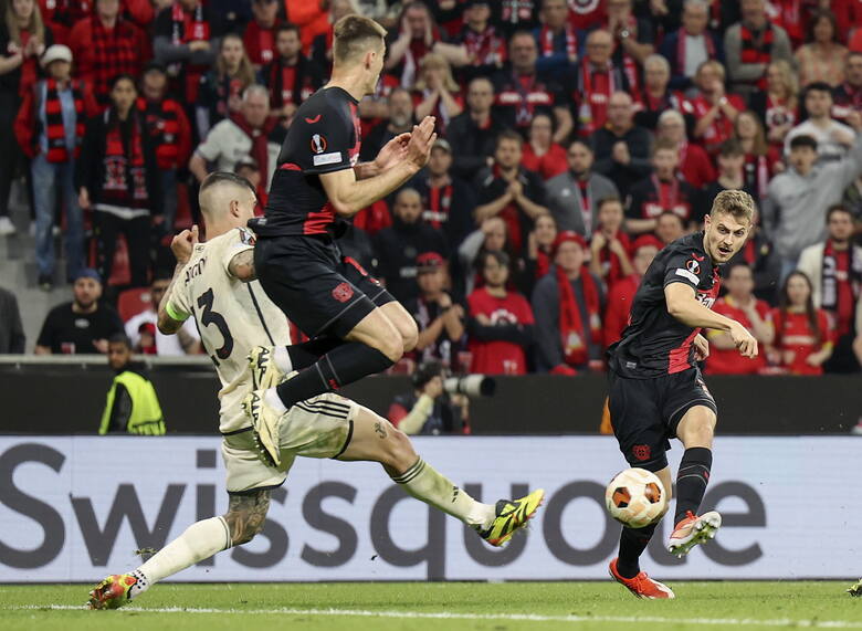 Josip Stanisić strzela wyrónującego gola na 2:2 w 7. minucie doliczonego czasu gry meczu AS Roma – Bayer Leverkusen