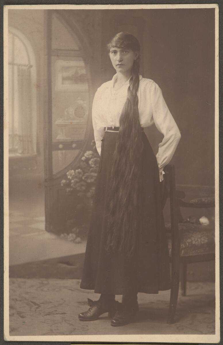 Portret kobiety; atelier „Adela” Ignacego (Izaaka) Pretzla przy pl. Szczepańskim 2, ok. 1920. 