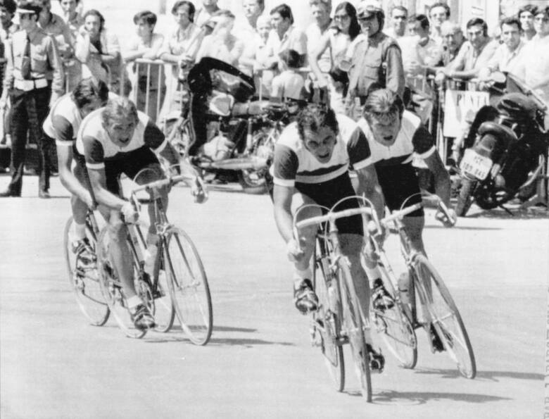 Barcelona 1973 r. Mistrzostwa świata w kolarstwie szosowym. Złoty medal w drużynowej jeździe na czas. Od lewej: Lucjan Lis, Tadeusz Mytnik, Ryszard Szurkowski,