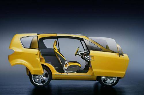 Fot. Opel: Opel Trixx – Samochód koncepcyjny o długości 3 m może przewozić 3 osoby dorosłe i dziecko. Ma nadmuchiwane tylne siedzenie i przesuwne drzwi
