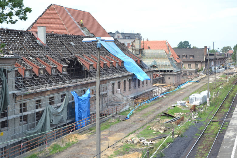 Budowa dworca w Gliwicach: Na dwóch środkowych peronach trwa właśnie wznoszenie konstrukcji przyszłych wiat. Budowlańcy odtwarzają również posadzki