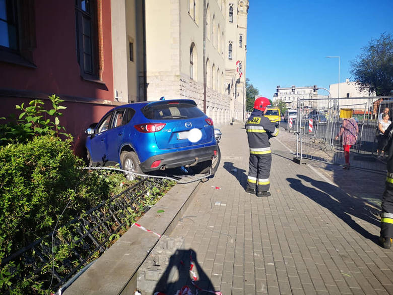 Samochód uderzył w budynek Sądu Rejonowego w Bydgoszczy
