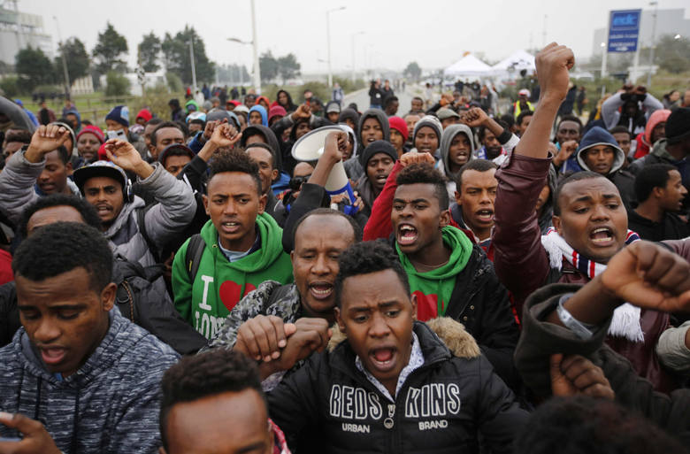 To koniec imigranckiej „dżungli” w Calais [wideo, zdjęcia]