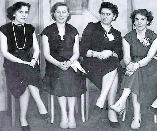 Sylwia Dullin (pierwsza z lewej) z koleżankami z pracy w Książnicy