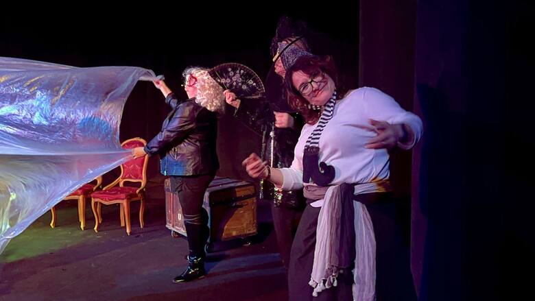 Spektakl "Kopciuszek" wystawiony w Lubuskim Teatrze przez amatorski zespół aktorów (pracowników placówek oświatowych w Zielonej Górze