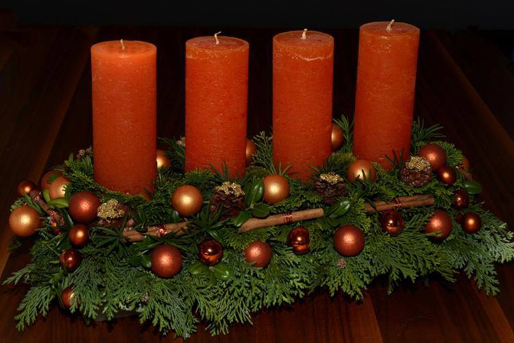 Wieniec adwentowy symbolizuje domową pobożność. Według ludowych zwyczajów robi się go z gałązek drzewa iglastego, które ozdabia się czterema świecami.