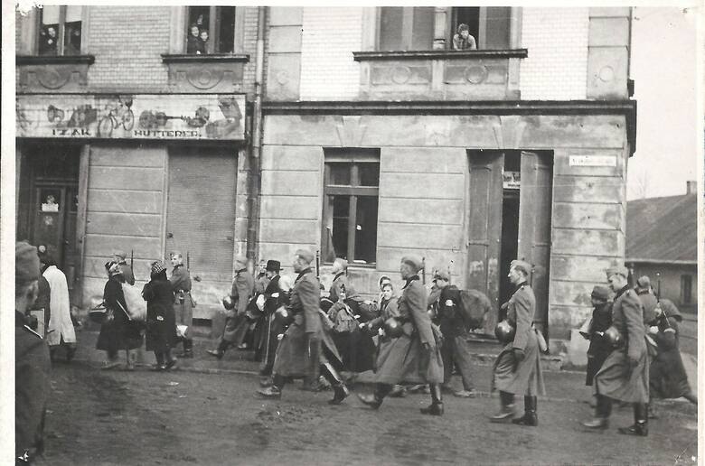 W wyniku kolejnych deportacji w kwietniu Niemcy wywieźli do Będzina i Sosnowca ponad 5 tysięcy osób narodowości żydowskiej
