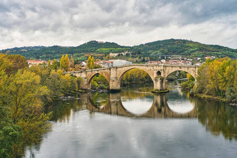 Widok na rzymski most Ponte Vella w Ourense, Hiszpania