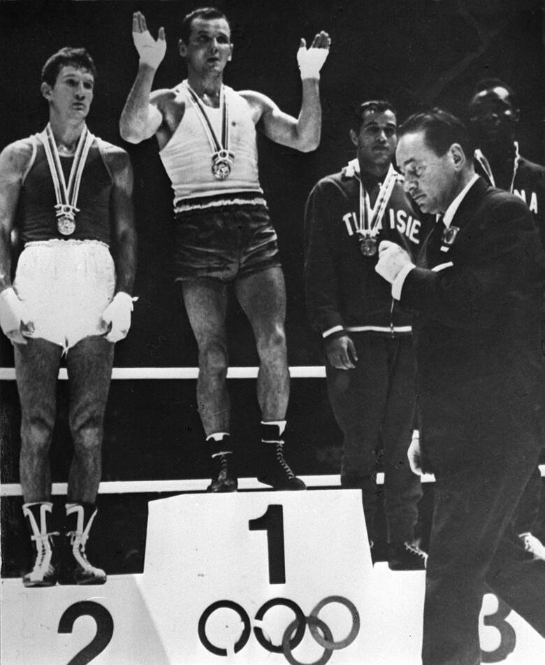 Jerzy Kulej podczas ceremonii wręczenia złotego medalu (IO Tokio 1964 r.).