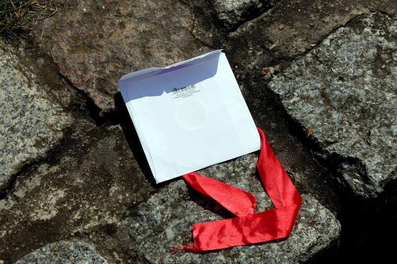 Podczas występu w fosie miejskiej na murku leżała biała koperta od płyty z przypiętą wstążką