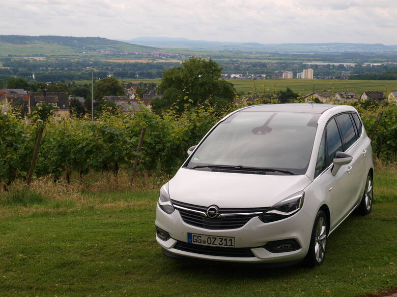 Opel ZafiraNowy minivan Opla wchodzi do sprzedaży jesienią. Wtedy poznamy szczegółowy cennik. Na razie wiadomo, że najtańszy model ze 120-konnym, benzynowym