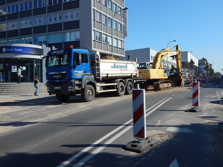 Na ulicy Bohaterów Westerplatte roboty trwają nawet w soboty. Wykonuje je krośnieńska spółka Kontrakt oraz podwykonawcy. Zakończenie prac zaplanowano na grudzień br.  <br /> 