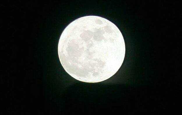 Różowy Księżyc to nazwa kwietniowej pełni. Satelita nie zmienia - niestety - koloru na różowy. Nazwa bierze się od płatków kwitnących w tym okresie