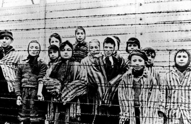 Więźniowie obozu Auschwitz. W tym wypadku straty trudno nawet oszacować