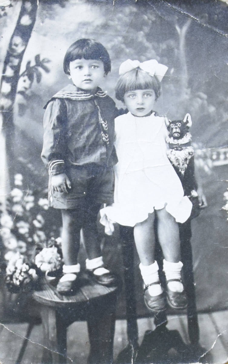Ryszard i Irena, rodzeństwo Elżbiety Rojek, dzieci Stefana i Eweliny Walczaków.<br /> 