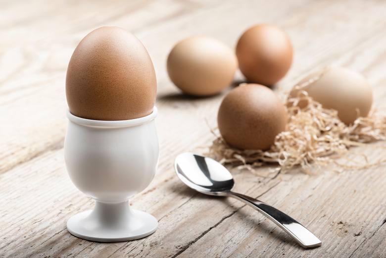 Jajko na twardo to wygodna, kompaktowa przekąska, która dostarcza około 70 kcal i aż 6-7 g białka, a przy tym witaminy A i D, z grupy B, siarkę, żelazo,