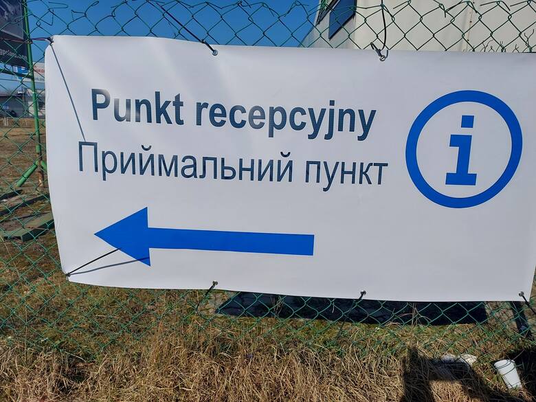 W okolicach przejścia granicznego w Dorohusku pojawiły się plakaty wskazujące drogę do tutejszego punktu recepcyjnego