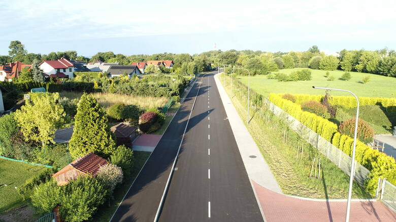 Wzdłuż całej drogi powstał chodnik z jednej i ścieżka rowerowa z drugiej strony