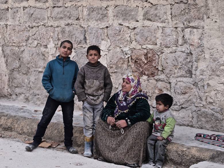 Muhammad (z lewej), najstarszy z szóstki samotnie mieszkającego rodzeństwa, spotkany na ulicach Aleppo