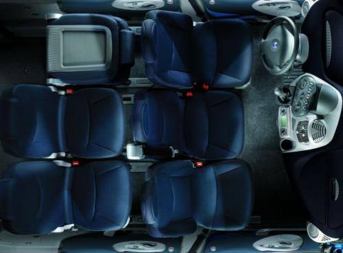 Fot. Fiat: Środkowe fotele można przesuwać wzdłuż nadwozia, dzięki czemu pasażerowie maja więcej miejsca na ramiona. Bagażnik Multipli ma objętość 430