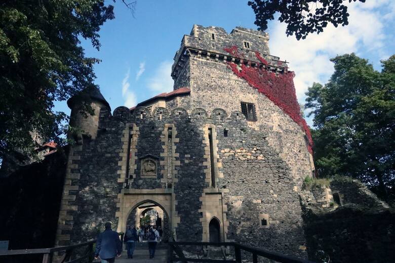 Zamek Grodziec, położony na wulkanicznym szczycie ma średniowieczny rodowód.