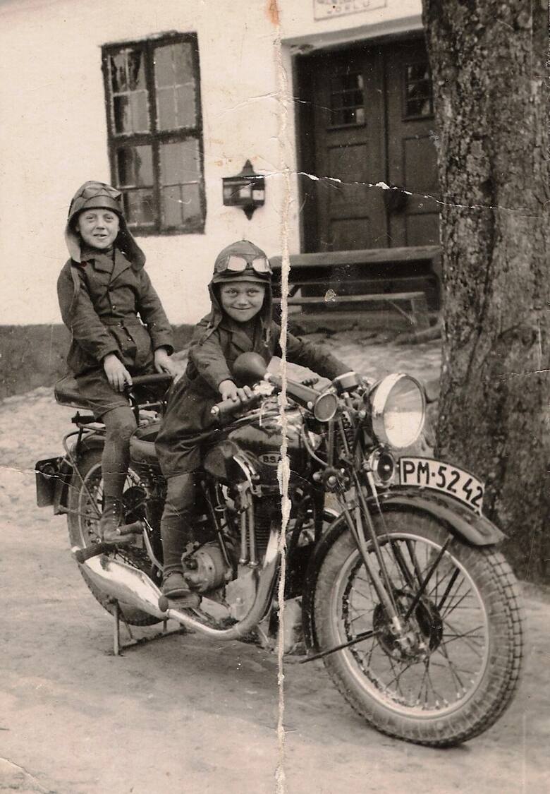 Jurek i Henio Miłkowie na motocyklu BSA 500 W32, model 1932. BSA - to skrót nazwy Birmingham Small Arms, bo u zarania swego istnienia firma produkowała
