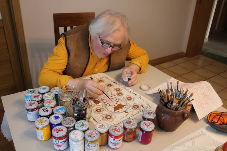 Zdzisław Słonina maluje na szkle w swoim domu. Ten rodzaj malarstwa odkrył jako swoją pasję niepełna 10 lat temu